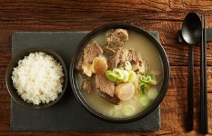 이혜정 ‘일품 소한마리탕’ / 손 많이 가는 여름 보양식, 끓이기만 하면 준비 끝!   밀레니얼 세대 여름 보양식 겨냥 가정 간편식 특수 노린다./