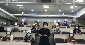 한국호텔관광교육재단 전통 고추장 담그기 프로그램 개최