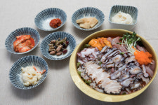  해삼과 전복의 식감과 살얼음 육수가 한여름의 더위를 싹 가셔