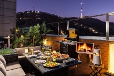 반얀트리 클럽 앤 스파 서울, 문바(Moon Bar)의 야외 테라스에서 즐기는 바비큐