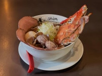 [미슐랭 스토리] 해산물 육수의 깊이를 담다… 쇼유라멘으로 ‘인생 라멘집’ 오르는 사루카메