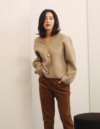 송윤아, 니트+가디건+재킷으로 완성한 우아한 가을 룩
