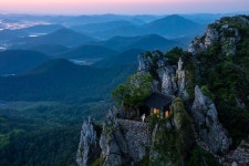 깊은 산속 고즈넉한 도솔암에서 스님이 기원하는 모습…대한민국 관광사진 대상으로 선정