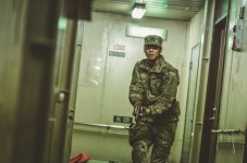 군복 강동원vs사복 구교환, 극과극 반도 두 대위