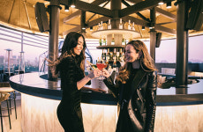 탁 트인 도심 뷰 즐기기 좋은 호텔 루프탑 바 8곳