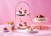 제철 맞은 딸기가 화려하게 돌아왔다…인증샷 자아내는 호텔가 딸기 디저트