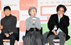 [종합] JK필름 진정성 꽉…윤여정X유해진X김서형→탕준상 도그데이즈