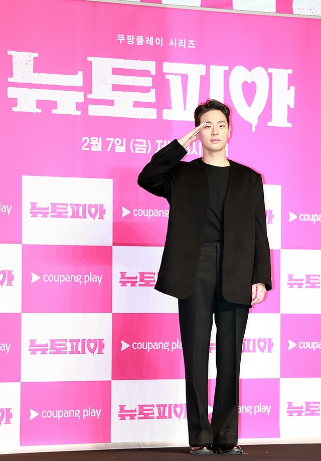 2022년 인기 예능 뉴토피아, 박정민-지수 주연으로 좀비에게 시청자들의 마음 사로잡기 위한 도전