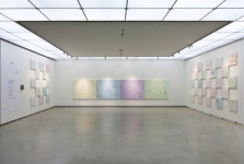 열린 갤러리로 누구든 와서 편하게 그림을 보고 즐기다