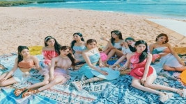 [K pop 여행] 빌보드 집중 조명한 프로미스나인, 미니 5집 타이틀곡 촬영지는 사이판