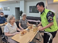 BBQ프리미엄카페 곤지암리조트점, 말복 맞아 도척면 어르신에 치킨·피자 전달