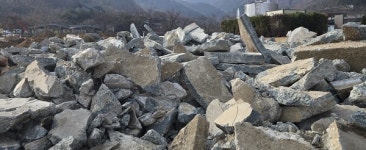 [포토뉴스]진안군 북부마이산 건설현장,건설폐기물 불법야적 … 단속은모르쇠