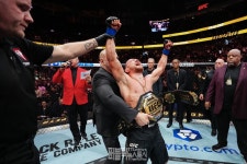 '미얀마 파이터' 조슈아 반, UFC 최초 아시아 남성 챔피언 탄생