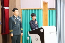 육군 31사단, 무정초등학교에 6·25 참전용사 모교 명패 전달