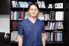 보호자와의 진정성 있는 소통으로 동물과 사람을 잇는 더힐동물의료센터 윤영민 대표원장