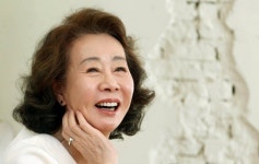 韓 최초 아카데미 후보 윤여정 “꿈에도 생각 못했다”