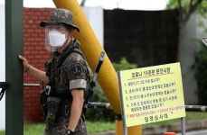 논산훈련소 훈련병 30명 집단 확진...軍 비상