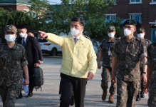 서욱, 집단감염 논산 훈련소 점검…방역 관리 당부