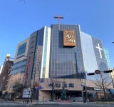 교회 벽은 태양광 패널, 옥상엔 텃밭까지