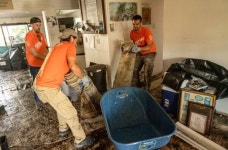 美 기독단체, 허리케인 휩쓸고 간 플로리다에 자원봉사 나서