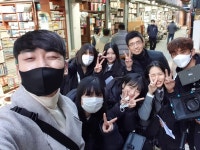 쇠락한 원도심 명물 책방골목 제자들과 살리기 앞장