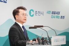 긴급 귀국 육동한 춘천시장, 시민 불안하지 않도록 차분하게 대응 당부