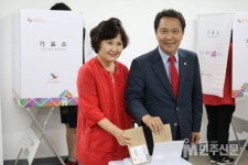 이양호 구미시장 후보 부부, 구미 송정동주민센터서 사전투표