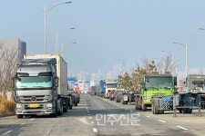 [포토] 화물 주차장 건립 지연 속 불법주차 무법천지된 인천신항