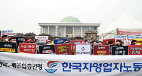 [포토]한국노총 자영업자노동조합 조합원들 손실보상 소급적용 촉구 삭발식