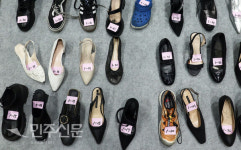 [포토] 주인을 잃어버린 신발들 원효로 다목적 실내체육관