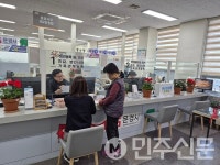 문경시청 제2민원실, 어르신 민원안내도우미 사업 큰 호평