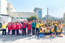 청송군 도평1리 마을복지 추진단, 하천변 환경정화 활동 펼쳐
