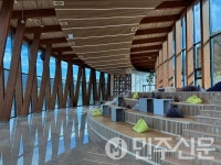 전북 전주시 아중호수도서관,  책과 음악이 흐르는 101미터의 문화공간