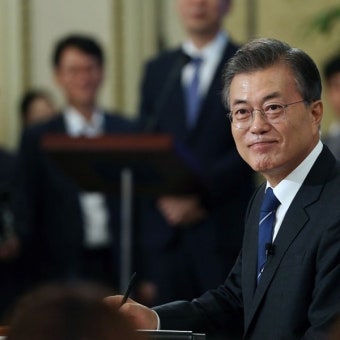 '강행군' 문재인 대통령 몸살감기 걸려…와병설 사실로
