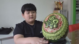 세상에 이런 일이 11살 최연소 푸드 카빙 마스터...수박 위에 꽃이 활짝