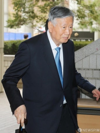이중근 부영그룹 회장 징역 2년6개월 구속 확정