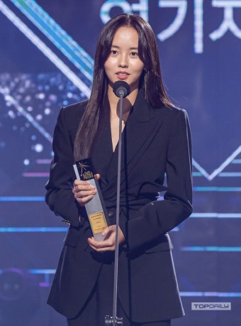 [톱포토] '한국방송대상' 김소현, 여자 최우수연기자상·인기상 2관왕