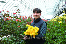 쿨링하우스에서 장미 생산하는 김재원 대표