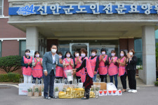 신안군생활개선회, 보건소 의료진에 반려식물 나눔