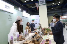 화성시 강소농 농산품 둘러보는 허태웅 농진청장