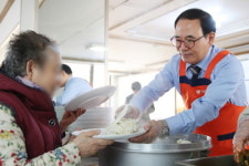 이용범  인천시의회 의장, 무료급식 배식봉사