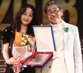 비타민하우스오산지사 | 인권대상-최문순 지사, 사회복지부문-오산하 수상