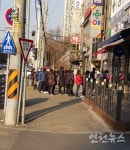 [포토] 마스크를 사기위해 약국앞에서  기다리는 시민들