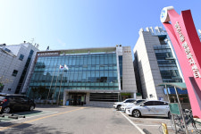 아너소사이어티 김만호 씨,  삼산2동 저소득 고등학생에게 장학금 전달