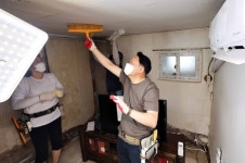 인천 동구 만석동 주민자치회, 취약계층에 대한 집수리 봉사 실시