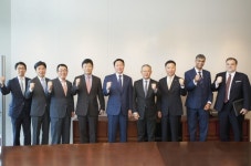 AIA Group CEO Ng Keng Hooi meets SK Group Chairman Chey Tae-won