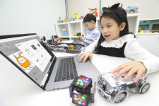 KT AI 코디니, AI 로봇 교구로 활용 코딩 학습