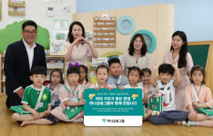 하나금융그룹, 전국 400여 개 돌봄기관 지원 나서