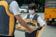 KB국민은행, 은평구서 무료급식 봉사활동 