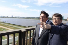 김민석 국무총리, 새만금 육상태양광 발전 현장 방문